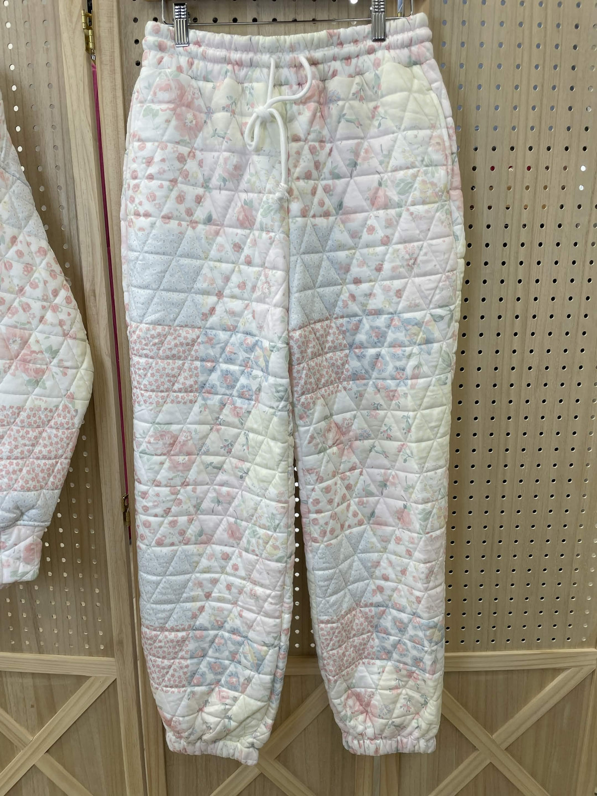 Floral Textured Quilted-Print Lounge Pants with Pockets